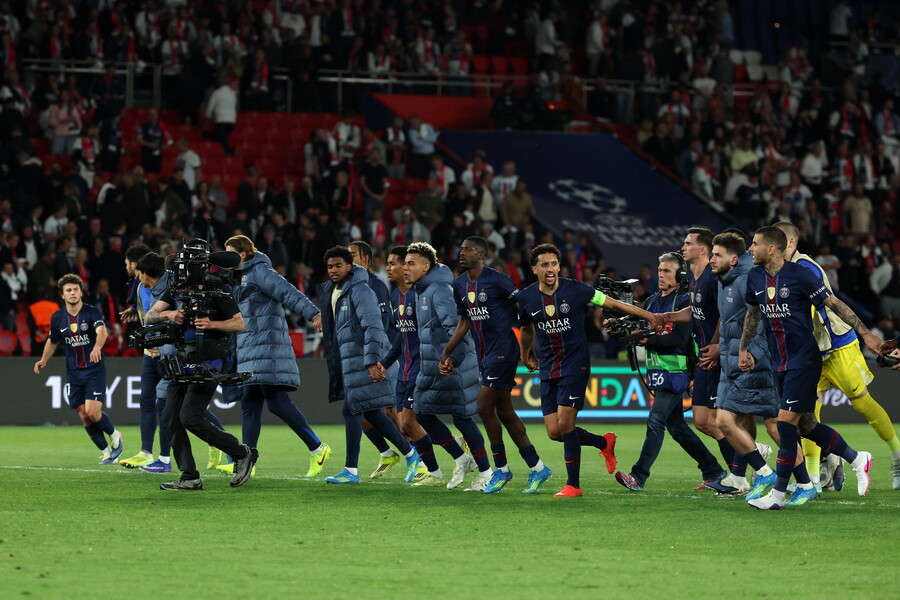 ▲ 유럽 정상 수성을 노리는 파리 생제르맹(PSG)이 난타전 끝에 먼저 웃었다. 독일 최강 바이에른 뮌헨을 상대로 치른 챔피언스리그 4강 첫 판에서 기선을 제압하며 2연패 도전에 한 발짝 더 다가섰다. 다만 기대를 모은 ‘코리안 더비’는 끝내 성사되지 않았다. 이강인과 김민재는 나란히 벤치에 머물렀다. ⓒ 연합뉴스 / EPA
