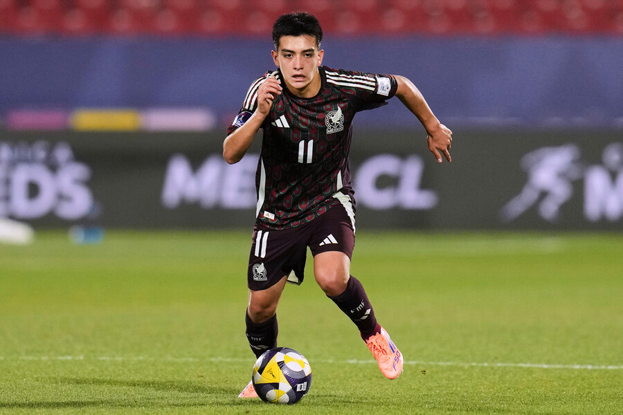 ▲ 공격형 미드필더와 윙어를 두루 소화하는 알렉스 모라는 멕시코 축구 역대 최연소 기록을 차례로 경신 중인 초특급 2선 유망주다. 리가 MX 최연소 득점 기록(15세 320일) 보유자로 지난해 7월 골드컵에선 멕시코 대표팀 최연소 출전 기록(16세 257일)도 고쳐 썼다. 모라가 부상 없이 최종명단에 합류한다면 멕시코 역사상 최연소 월드컵 출전 선수가 될 수 있다. ⓒ 연합뉴스 / AP