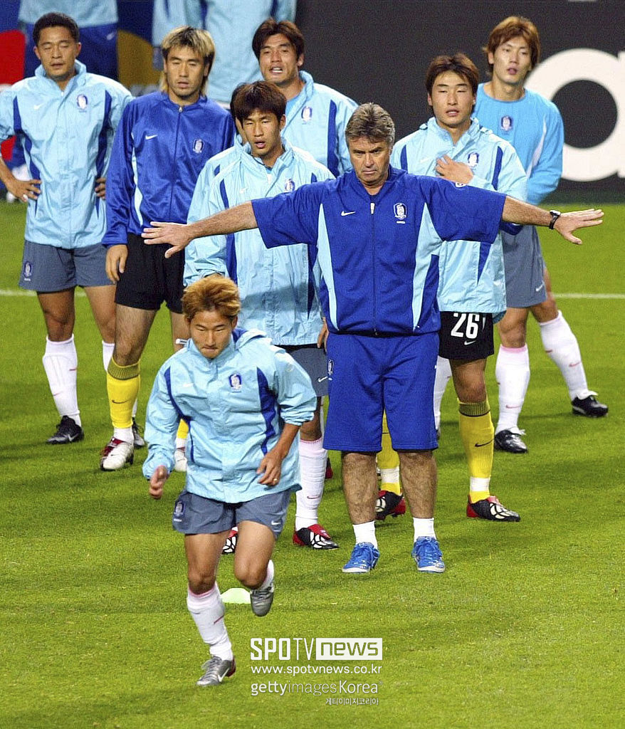▲ 이 같은 멕시코의 '잰걸음'은 한국 축구에도 낯설지 않다. 2002년 한일 월드컵을 앞두고 '히딩크호'가 장기 소집과 집중 훈련을 통해 조직력을 끌어올린 기억과 맞물리기 때문이다. 개최국 이점이 장기 합숙에서 극대화돼 4강 진출 신화를 이룬 터라 이번 멕시코 선택에도 관심이 집중되고 있다.