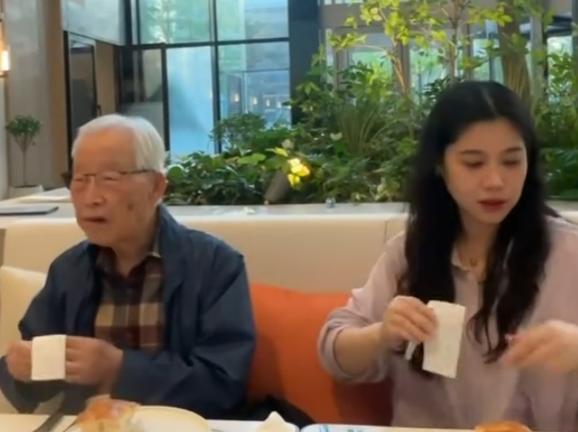 ▲ 배다해가 100세 시할아버지와 데이트를 즐겼다. 출처|배다해 인스타그램