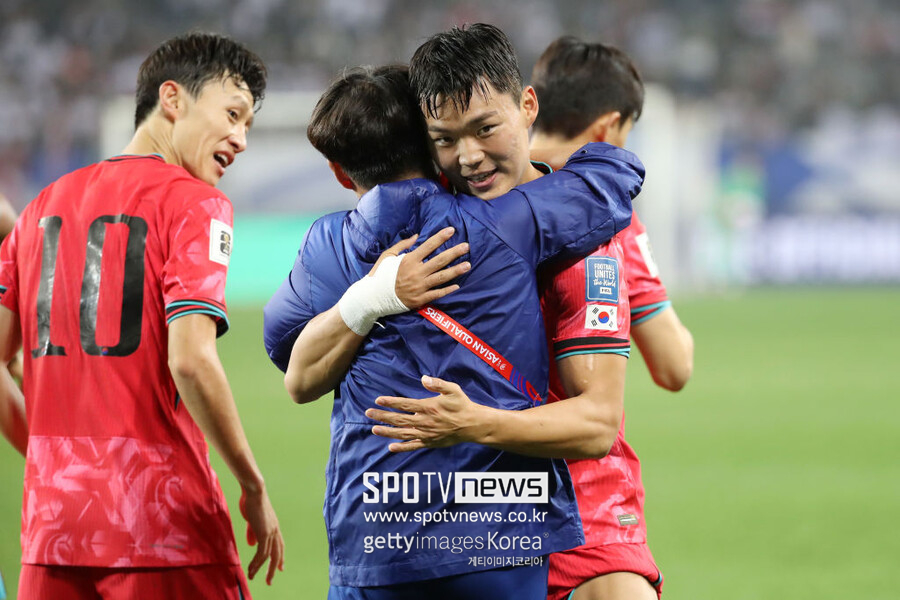 ▲ 셀틱 소식을 전문으로 다루는 Celticshorts는 "더 뼈아픈 것은 이제 오현규(사진 앞줄 오른쪽) 시장가치는 셀틱이 다시 영입하기 어려운 수준까지 올라갔다는 점이다. 지금 이 순간 공격진을 이끌 주축으로서 ‘오현규 같은 유형’이 얼마나 필요한지 절실히 느껴진다. 확실한 건 오현규는 (현재 지휘봉을 잡고 있는) 오닐 감독 체제에서라면 훨씬 큰 성공을 거둘 선수였다는 사실"이라며 든자리는 허전하고 난자리는 풍성한 지금의 셀틱 최전방 '현실'을 꼬집었다.