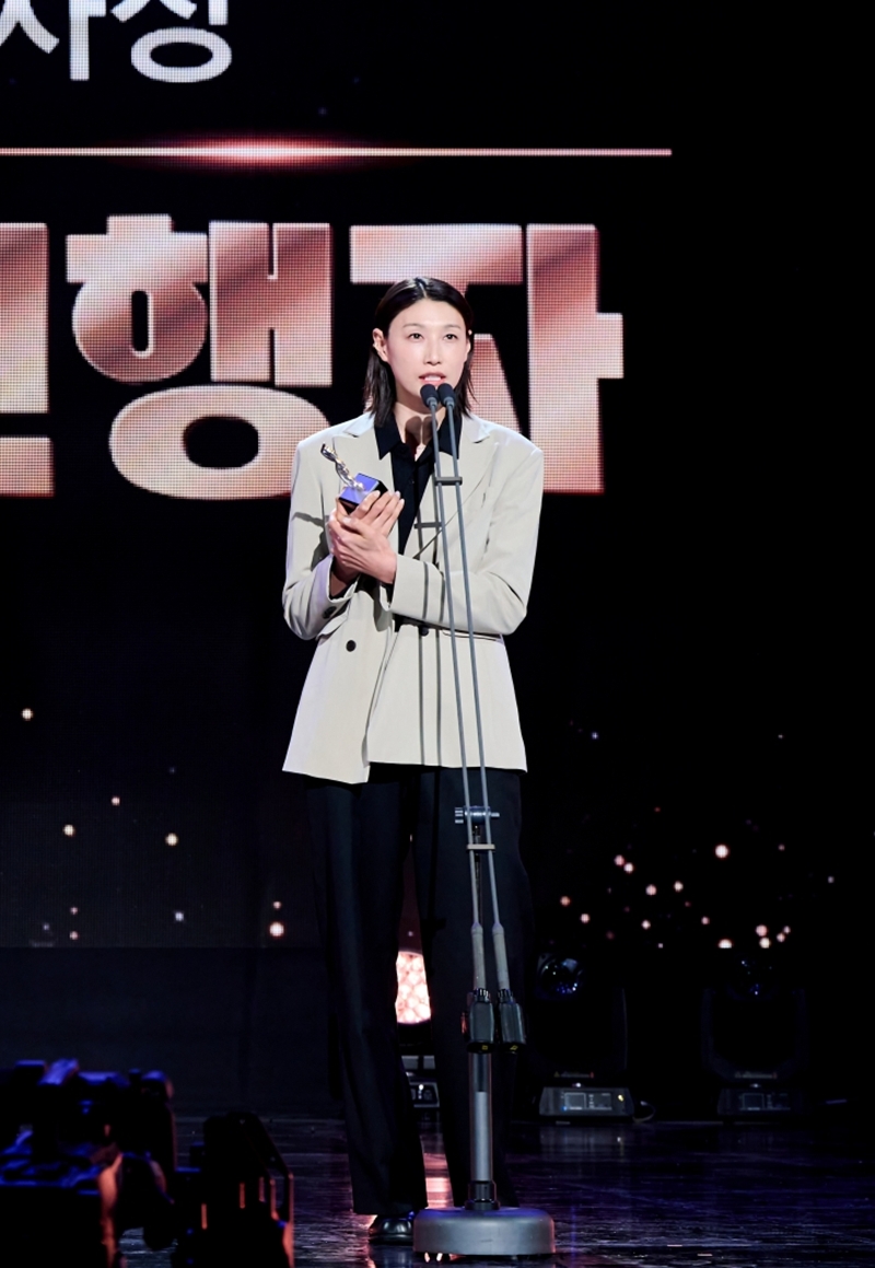 ▲ 김연경이 ‘제38회 한국PD대상 시상식’에서 ‘신인감독 김연경’으로 TV 진행자 부문 출연자상을 수상했다. 제공|MBC