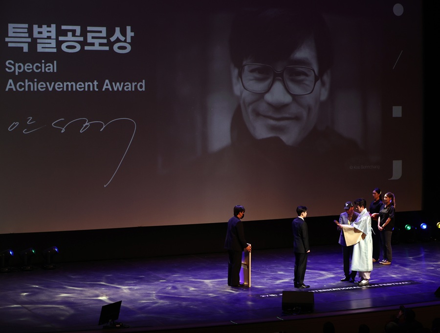 "父 턱시도 입었다"…故안성기 아들 안필립, 전주영화제 특별공로상 대리수상