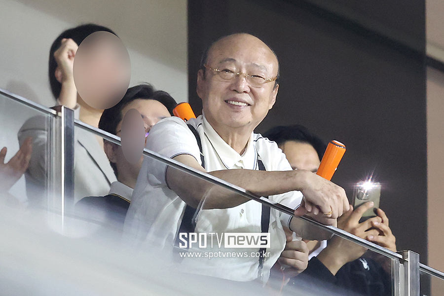 ▲ 한화 관계자는 “시즌 초 어려움 속에서도 최선을 다하는 선수단을 격려하고, 변함없이 팀을 신뢰하고 지지해주는 팬들과 함께 이글스를 응원하고자 올 시즌 처음으로 대전 한화생명 볼파크를 방문하셨다”고 설명했다.  ⓒ곽혜미 기자