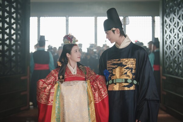 ▲ 1일 방송되는 MBC 금토드라마 '21세기 대군부인'에서 아이유와 변우석이 결혼식을 올린다. 제공|MBC