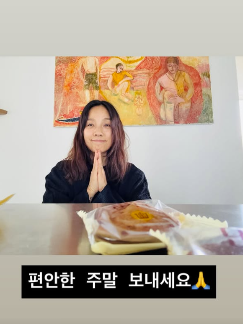 이효리, 부친상 아픔 딛고 요가원 복귀…잔잔한 미소로 '나마스떼'