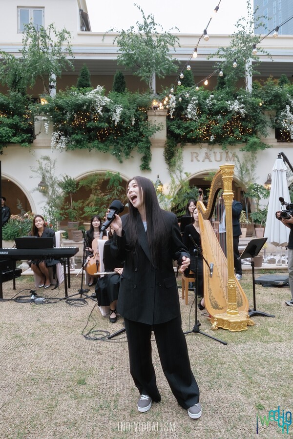 ▲ 에일리가 2일 신지, 문원의 결혼식에서 축가를 불렀다. 제공|아이웨딩