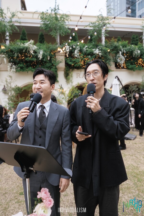 ▲ 신지, 문원 결혼식에서 축사를 한 코요태 김종민(왼쪽)과 빽가. 제공|아이웨딩