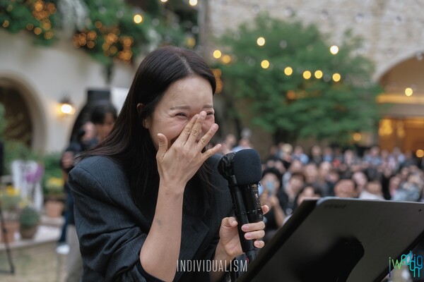 ▲ 신지, 문원 결혼식에서 축가를 부른 백지영. 제공|아이웨딩