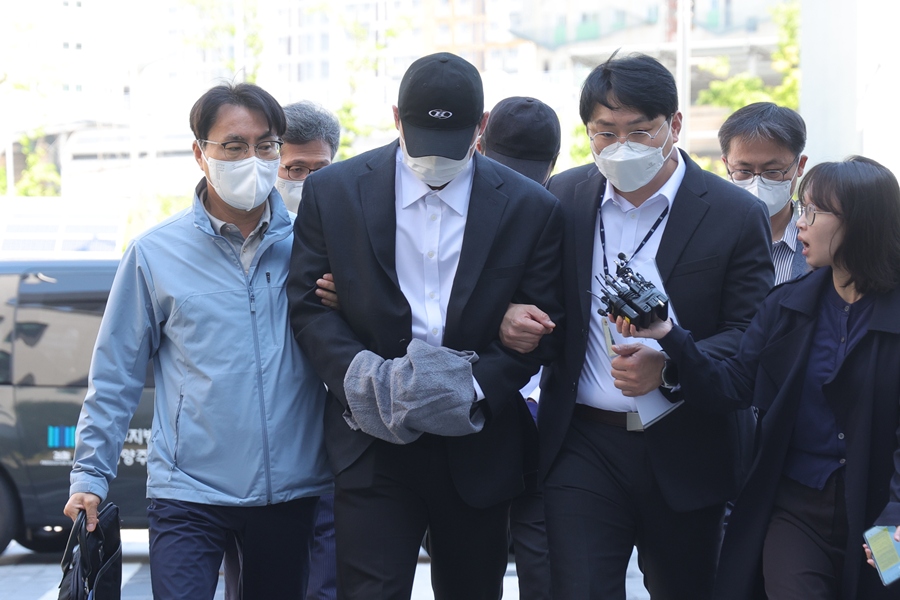 ▲  4일 오전 경기도 남양주시 의정부지방법원 남양주지원에서 김창민 영화감독 상해치사 사건 피의자(가운데)가 구속 전 피의자 심문(영장실질심사)을 위해 법정으로 이동하고 있다.  ⓒ연합뉴스