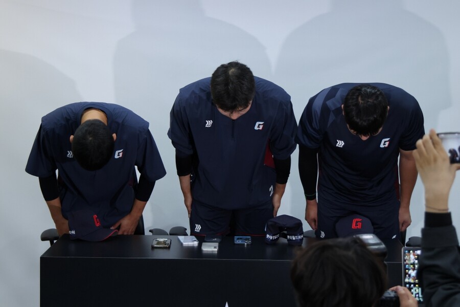 ▲ 대만 스프링캠프 중 사행성 오락실을 이용한 사실이 드러나며 KBO로부터 30경기 출장정지 징계를 받고 돌아온 김세민, 고승민, 나승엽이 취진과 인터뷰에 앞서 고개를 숙이고 사과하고 있다. ⓒ롯데 자이언츠
