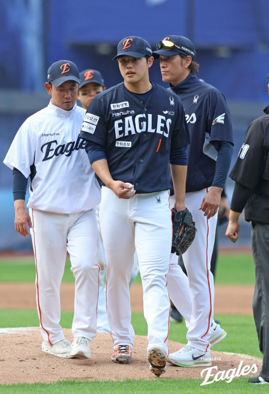 ▲ 2일 대구 삼성전 1회 투구 도중 어깨 통증으로 강판되는 문동주 ⓒ한화이글스