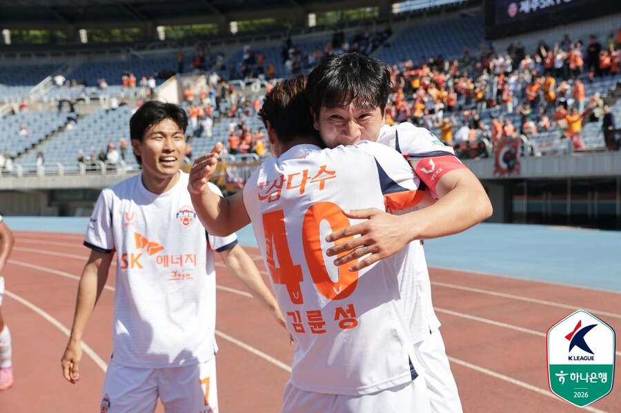 ▲ 어린이날인 5일 부천종합운동장에서 부천FC1995와 제주SK의 프로축구 K리그1 12라운드가 열렸다. 연고이전 역사와 맞물린 더비전은 뜨거운 장외대결이 펼쳐졌고, 남태희의 골로 제주의 1-0 승리로 끝났다. ⓒ 한국프로축구연맹