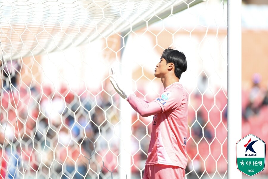 ▲ 5일 부천종합운동장에서 열린 K리그1 부천FC1995와 제주SK의 경기 도중 제주 골키퍼 김동준이 부천 팬들에게 야유 중단을 요구하고 있다. ⓒ한국프로축구연맹