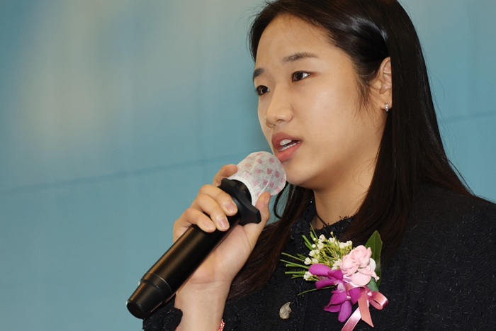 ▲ 세계 배드민턴 메이저 대회에서 그랜드슬램을 달성한 안세영이 17일 서울 중구 프레스센터에서 열린 제7회 4·19 민주평화상 시상식에서 민주평화상을 수상한 뒤 소감을 밝히고 있다.  ⓒ연합뉴스