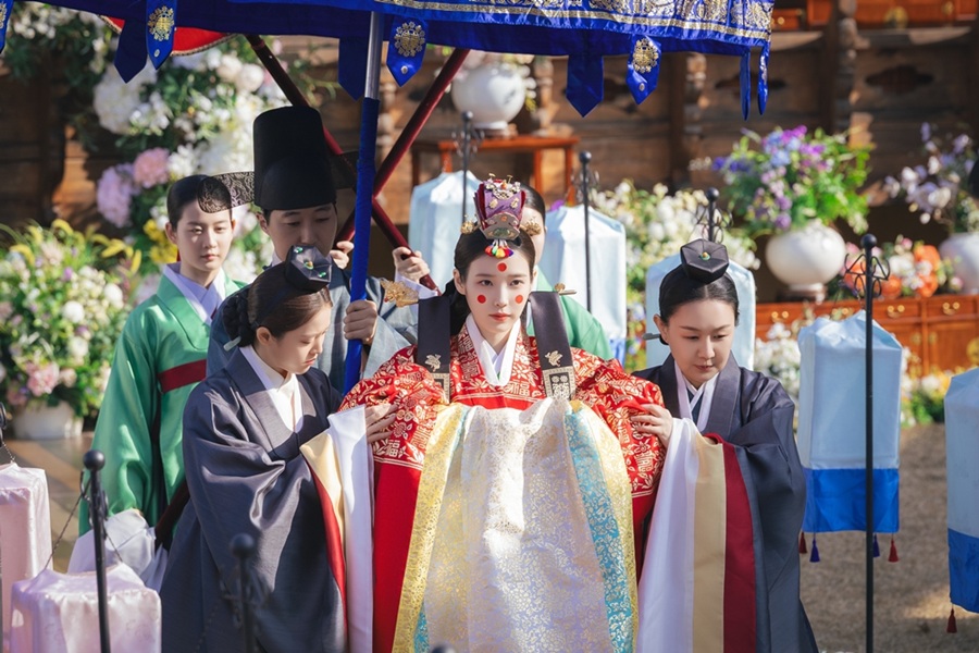 '21세기 대군부인' 아이유♥변우석, 혼례식 미공개컷 봤더니 '환상 케미'