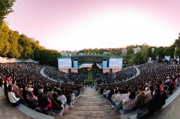 ▲ 성시경 브랜드 콘서트 '축가'가 펼쳐진 서울 신촌동 연세대 노천극장 전경. 성시경은 탄탄한 레퍼토리와 명곡 퍼레이드로 '믿고 보는 공연'이라는 수식어를 새삼 증명하며 관객들의 기억 속에 봄날의 명장면으로 남았다. 제공|에스케이재원