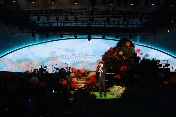 ▲ 성시경이 자신의 브랜드 콘서트 '축가'에서 노래를 선사하고 있다.제공|에스케이재원