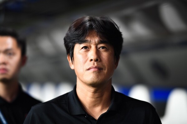 ▲ 경질 6개월 만에 초고속 복귀를 이룬 서정원 감독을 향한 랴오닝 톄런 팬들 기대는 하늘을 찌른다. 서 감독 사단이 5일 선양 공항에 도착할 때 수많은 랴오닝 톄런 서포터즈가 입국 게이트에 몰려 장사진을 이뤘다. 이들은 서 감독 모습이 보이자 '서정원' 이름을 연호하고 한국어와 중국어로 된 현수막을 들고 그의 도착을 따듯하게 환영했다. ⓒ 중국 '즈보바'