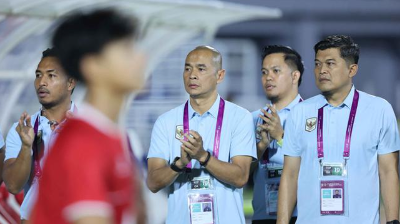▲ 쿠르니아완 드위 율리안토(가운데) 인도네시아 U-17 축구대표팀 감독은 철저한 지공(遲功)과 '두 줄 수비'로 언더독 반란을 완성했다. 볼 점유(39%)를 포기하고 후방을 두껍게 쌓아 중국에 빅찬스를 허용치 않는 전략을 꺼내보였다. 실제 중국은 이날 슈팅 19개를 퍼붓고 기대득점 역시 1.8로 인도네시아에 3배가량 앞섰다. 그러나 빅찬스는 오히려 상대에 0-1로 뒤졌다. 결정적인 찬스를 단 하나도 창출하지 못해 '라인을 완전히 끌어내린' 가루다를 효과적으로 공략하는데 실패했다. ⓒ 인도네시아 '볼라'
