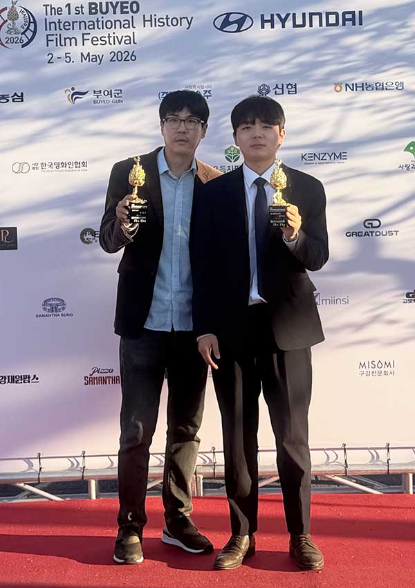 ▲ 제1회 부여국제히스토리영화제에서 단편영화 감독상을 수상한 최철호(왼쪽)와 남우신인상 배우 송지우. 제공|수원뷰티실용전문학교