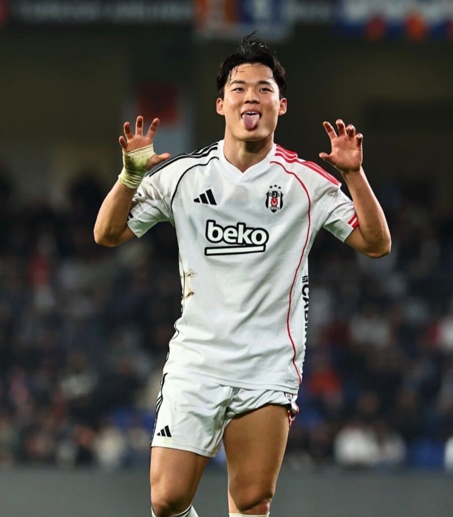 ▲ 오현규(사진)는 차범근 전 한국 축구대표팀 감독의 단일 시즌 커리어 최다 골과 손흥민 이후 최초 한국인 공격수의 유럽 무대 한 시즌 '20골 고지'를 동시에 겨냥한다. 올해 원체 뜨거운 골 감각을 보여주고 있는 데다 잔여 일정 난이도 또한 그리 높지 않아 '두 마리 토끼'를 모두 움켜쥘 가능성이 적지 않다. ⓒ 베식타시 SNS