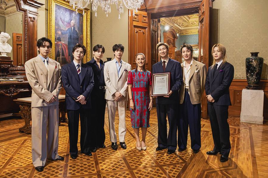 "멕시코 대통령궁에 5만명 모였다"…BTS, 귀빈 예우→정부 기념패 받았다[종합]