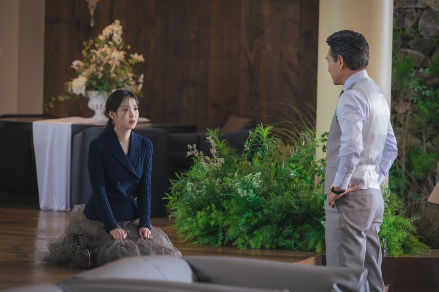 ▲아이유가 아버지 조승연에게 무릎을 꿇었다.  제공|MBC '21세기 대군부인'