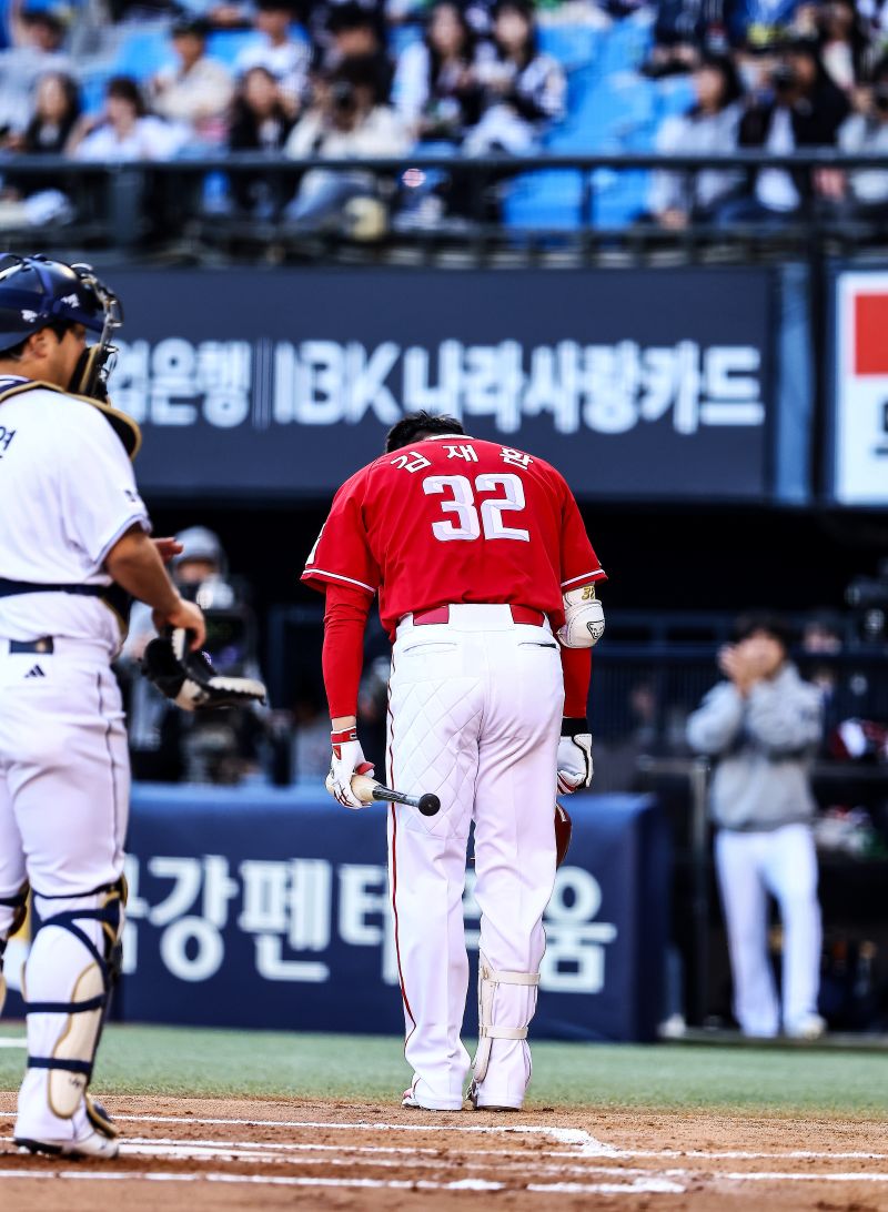 두산 팬들은 아직 화가 안 풀렸을까… 김재환 삼진-아웃에 환호, 서로를 바라보는 복잡한 심정
