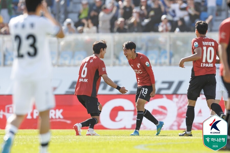[현장 REVIEW] 될 팀은 된다, ‘19세 유망주 터지고 구상민 PK 선방’ 부산 천안에 1-0 승…이정효의 수원 5점 차 떨어트리며 선두 질주