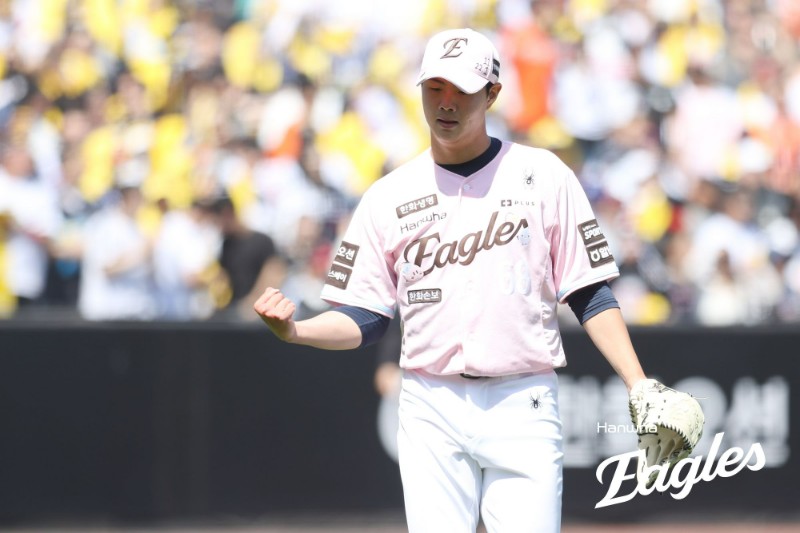 ‘KBO 최초’ 대형사고 친 한화 신인, 레전드들까지 놀랐다… “첫 등판 믿기지 않을 담대함”