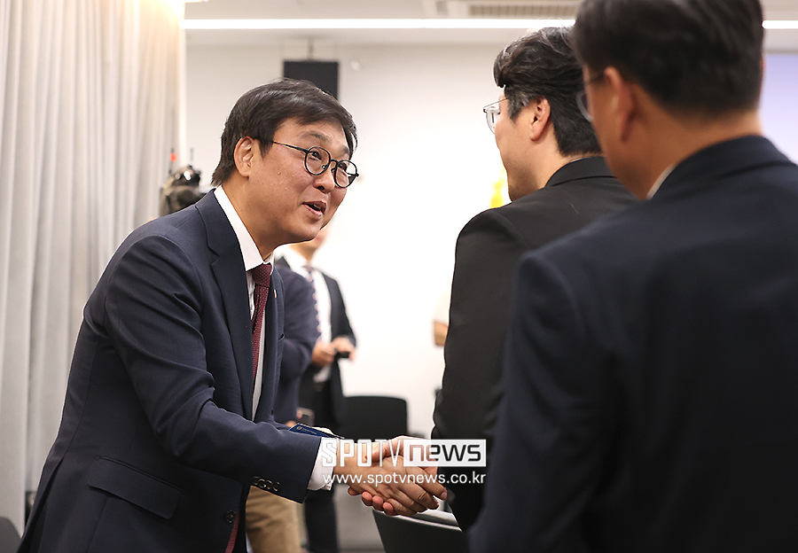 [포토S] 위원들과 인사하는 최휘영 문화체육관광부 장관