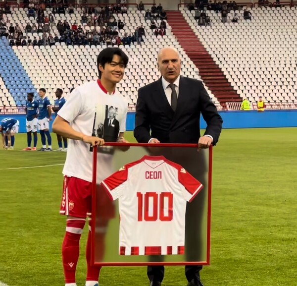 ▲ 축구 통계 전문 '풋몹'에 따르면 올 시즌 이태석과 설영우(사진 왼쪽)는 각자가 몸담은 전장에서 가장 높은 평균 평점을 수확한 풀백이다. 설영우는 올 한 해 꾸준한 경기력으로 평균 평점 7.58을 손에 쥐었다. 라자르 니콜리치(보이보디나)와 팀 동료 나이르 티크니지안을 일축하고 이 부문 수위를 차지했다. ⓒ 츠르베나 즈베즈다 SNS