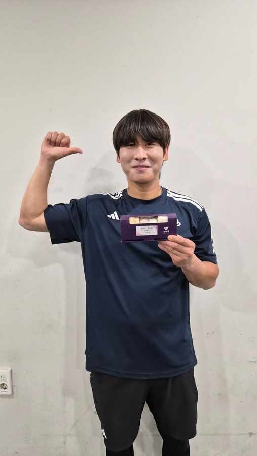 ▲ 12일 광주를 다시 찾은 뒤 전 소속팀 직원들과 팬들에게 감사 인사를 전한 박찬호 ⓒ두산베어스