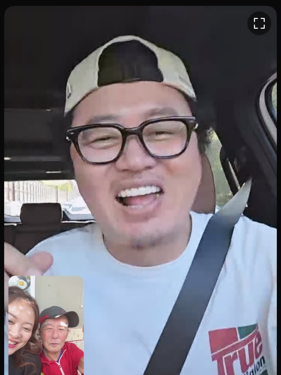 ▲ 코미디언 임윤택이 고 김형은의 부친과 영상통화를 하는 모습이 담겼다. 출처|심진화 SNS