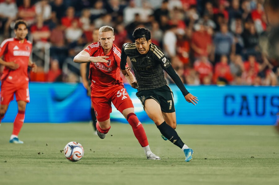▲ 손흥민의 기록은 다소 낯설게 느껴질 정도다. MLS 11경기에 출전해 무려 8개의 도움을 기록하며 여전히 팀 공격의 중심 역할은 해내고 있다. 하지만 정작 골은 아직 단 하나도 없다. ⓒ LAFC