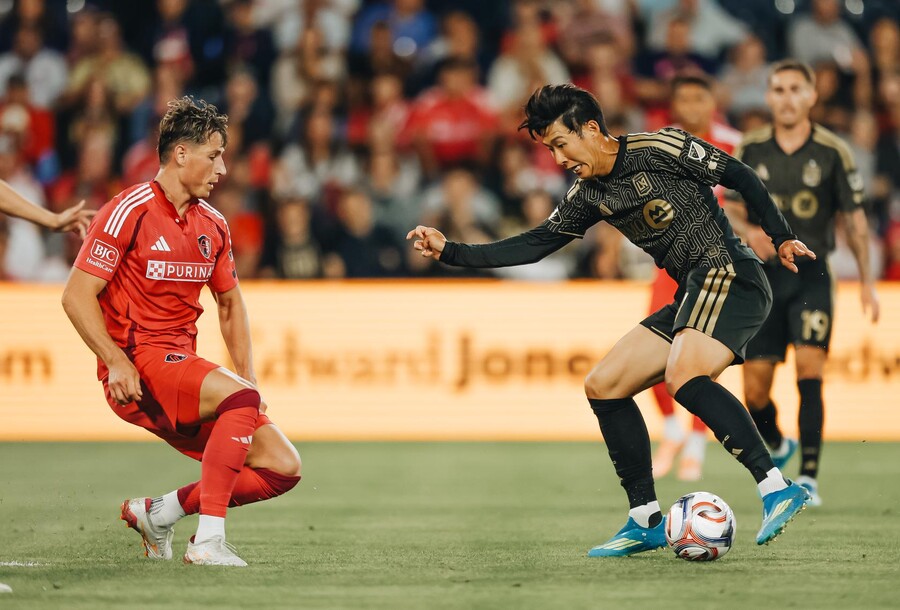 ▲ 손흥민의 기록은 다소 낯설게 느껴질 정도다. MLS 11경기에 출전해 무려 8개의 도움을 기록하며 여전히 팀 공격의 중심 역할은 해내고 있다. 하지만 정작 골은 아직 단 하나도 없다. ⓒ LAFC