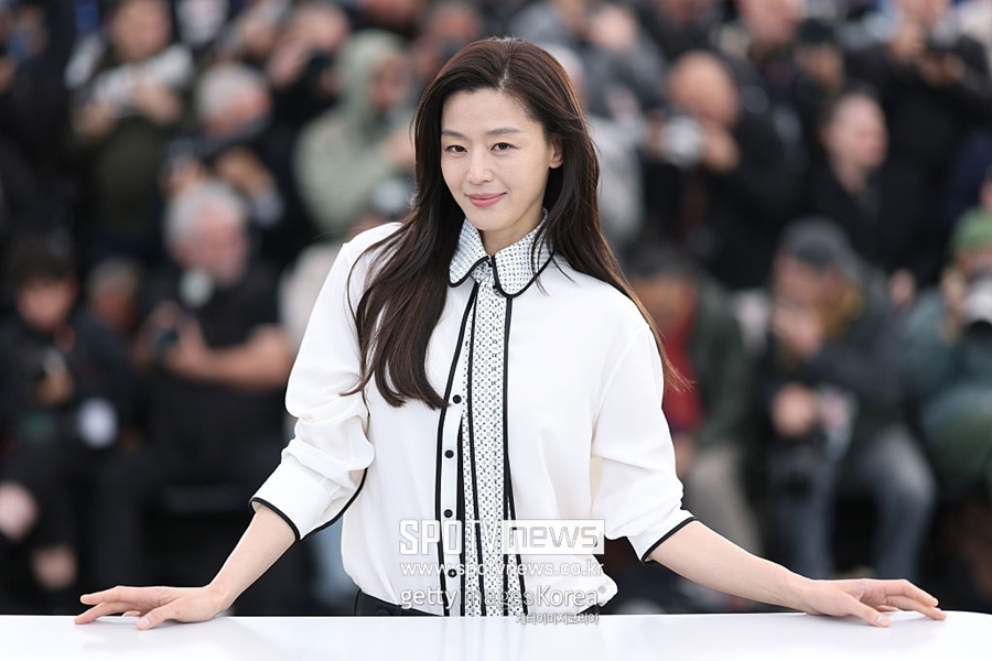 ▲ 제79회 칸국제영화제 '군체' 공식 포토콜에 나선 전지현.  ⓒ게티이미지