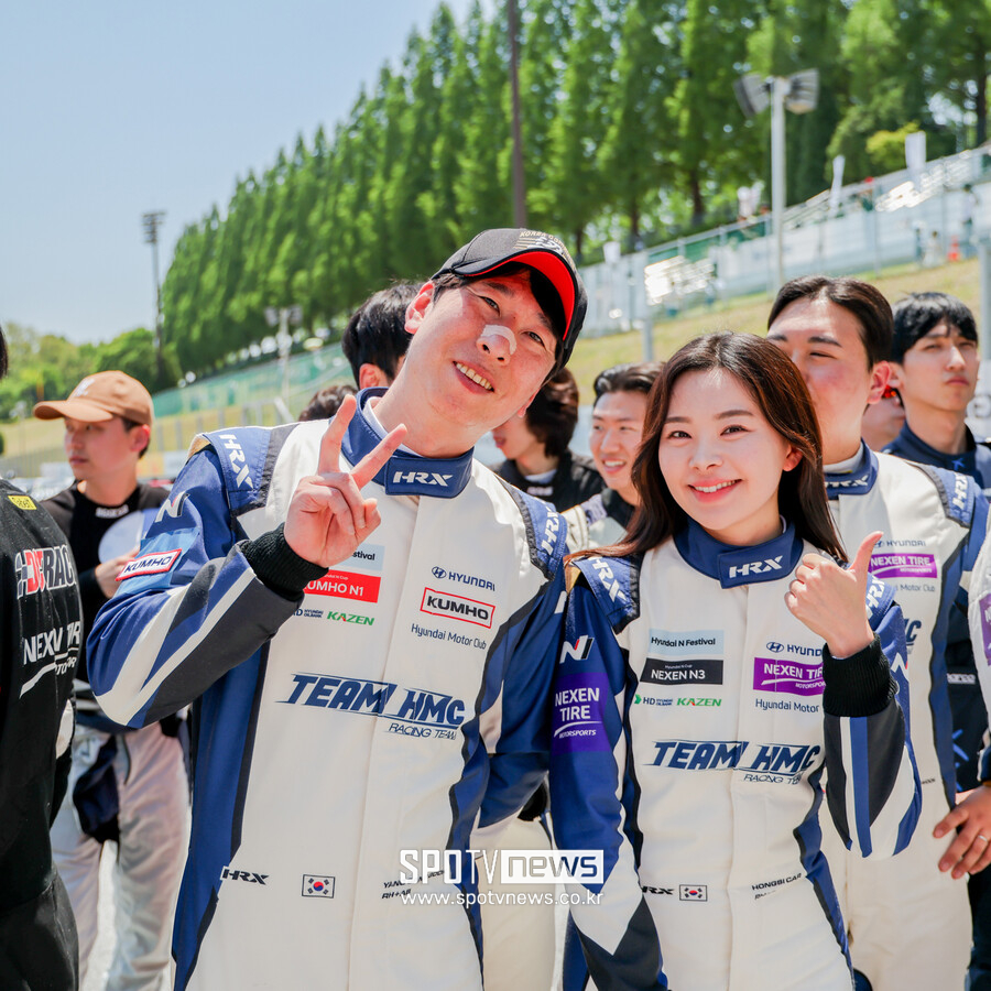 [포토] 포즈 취하는 TEAM HMC 레이서 양상국-유튜버 홍시car