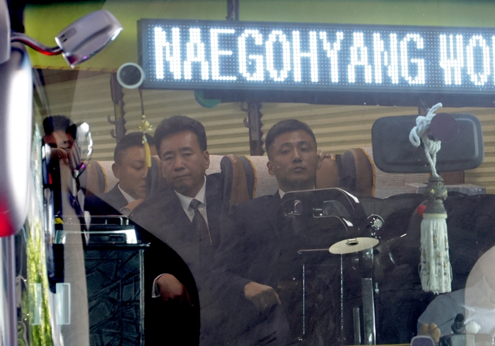 ▲  2025-2026 아시아축구연맹(AFC) 여자 챔피언스리그() 4강전에서 수원FC 위민을 상대하는 내고향여자축구단 코치진 등 관계자들이 17일 인천국제공항 제1여객터미널로 입국해 버스 출발을 기다리고 있다. ⓒ연합뉴스