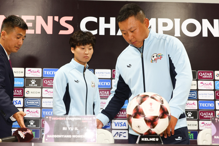 ▲ 19일 경기도 수원종합운동장에서 열린 아시아축구연맹(AFC) 여자 챔피언스리그(AWCL) 4강 기자회견에 내고향여자축구단 리유일 감독과 김경영 선수가 참석했다.   ⓒ연합뉴스