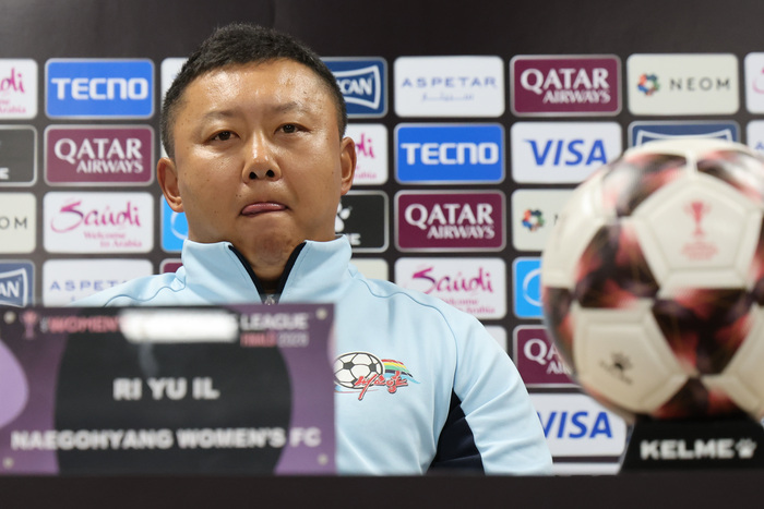 ▲ 19일 경기도 수원종합운동장에서 열린 아시아축구연맹(AFC) 여자 챔피언스리그(AWCL) 4강 기자회견에 내고향여자축구단 리유일 감독과 김경영 선수가 참석했다.   ⓒ연합뉴스