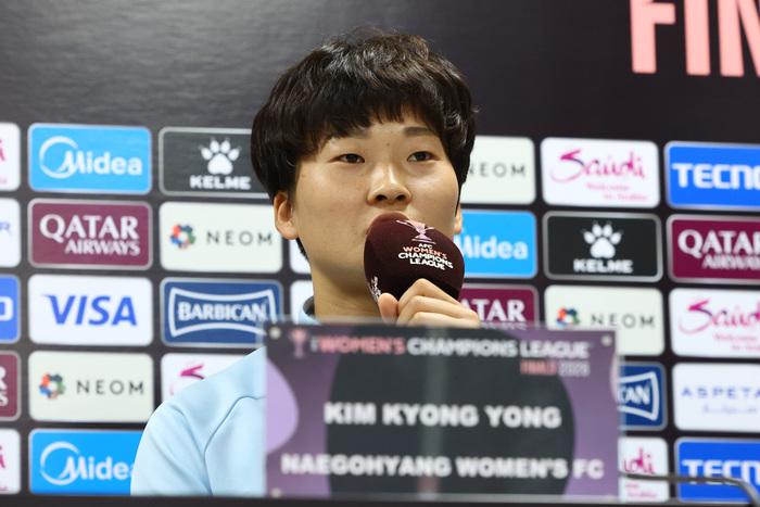▲ 19일 경기도 수원종합운동장에서 열린 아시아축구연맹(AFC) 여자 챔피언스리그(AWCL) 4강 기자회견에 내고향여자축구단 리유일 감독과 김경영 선수가 참석했다.   ⓒ연합뉴스