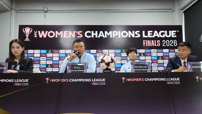 ▲ 19일 경기도 수원종합운동장에서 열린 아시아축구연맹(AFC) 여자 챔피언스리그(AWCL) 4강 기자회견에 내고향여자축구단 리유일 감독과 김경영 선수가 참석했다.   ⓒ연합뉴스