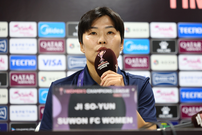 ▲ 19일 경기도 수원종합운동장에서 열린 아시아축구연맹(AFC) 여자 챔피언스리그(AWCL) 4강 기자회견에서 수원FC 위민 지소연 선수가 질문에 답하고 있다. ⓒ 연합뉴스