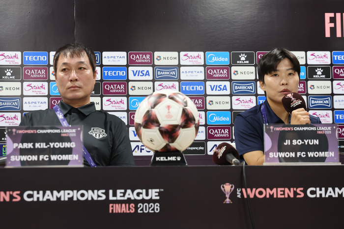 ▲ 19일 경기도 수원종합운동장에서 열린 아시아축구연맹(AFC) 여자 챔피언스리그(AWCL) 4강 기자회견에서 수원FC 위민 박길영 감독과 지소연 선수가 질문에 답하고 있다.  ⓒ연합뉴스