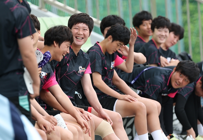 ▲ 아시아축구연맹(AFC) 여자 챔피언스리그(AWCL) 4강 토너먼트에 출전하는 내고향여자축구단 선수들이 19일 수원 팔달구 수원월드컵경기장 보조경기장에서 훈련 준비를 하며 미소짓고 있다. ⓒ연합뉴스