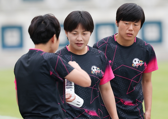 ▲ 아시아축구연맹(AFC) 여자 챔피언스리그(AWCL) 4강 토너먼트에 출전하는 내고향여자축구단 선수들이 19일 수원 팔달구 수원월드컵경기장 보조경기장에서 생수를 꺼내고 있다. ⓒ연합뉴스