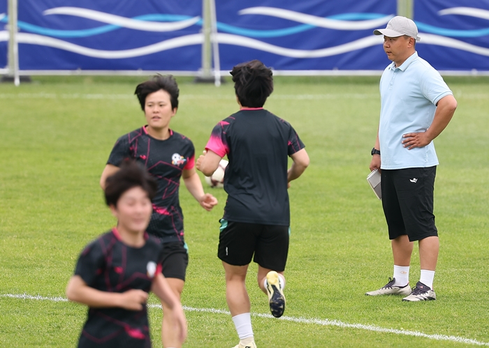 ▲ 아시아축구연맹(AFC) 여자 챔피언스리그(AWCL) 4강 토너먼트에 출전하는 내고향여자축구단 리유일 감독(오른쪽)이 19일 수원 팔달구 수원월드컵경기장 보조경기장에서 훈련을 지켜보고 있다.  ⓒ연합뉴스