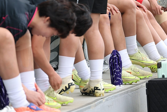 ▲ 아시아축구연맹(AFC) 여자 챔피언스리그(AWCL) 4강 토너먼트에 출전하는 내고향여자축구단 선수들이 19일 수원 팔달구 수원월드컵경기장 보조경기장에서 축구화 끈을 묶으며 훈련을 준비하고 있다.  ⓒ연합뉴스